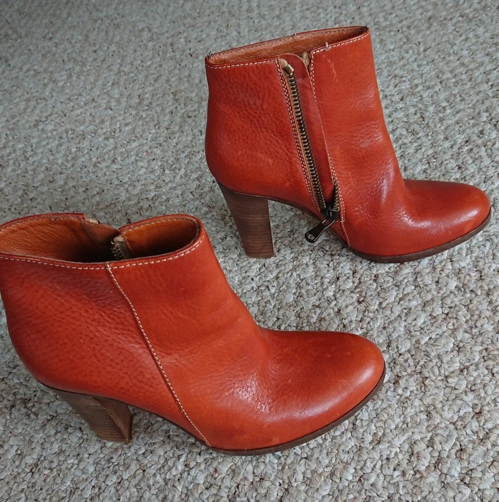 Madewell 1937 Leather Almanac zip ankle booties in a cognac color size 6